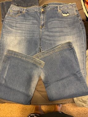 Classic Straight Leg Women's Jeans in Medium Blue Wash